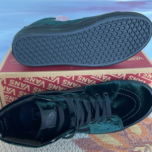 Vans WMNS Sk8-Hi Velvet Green/Black
VN0A4BVT203
Sneakers - Picture 3 of 16